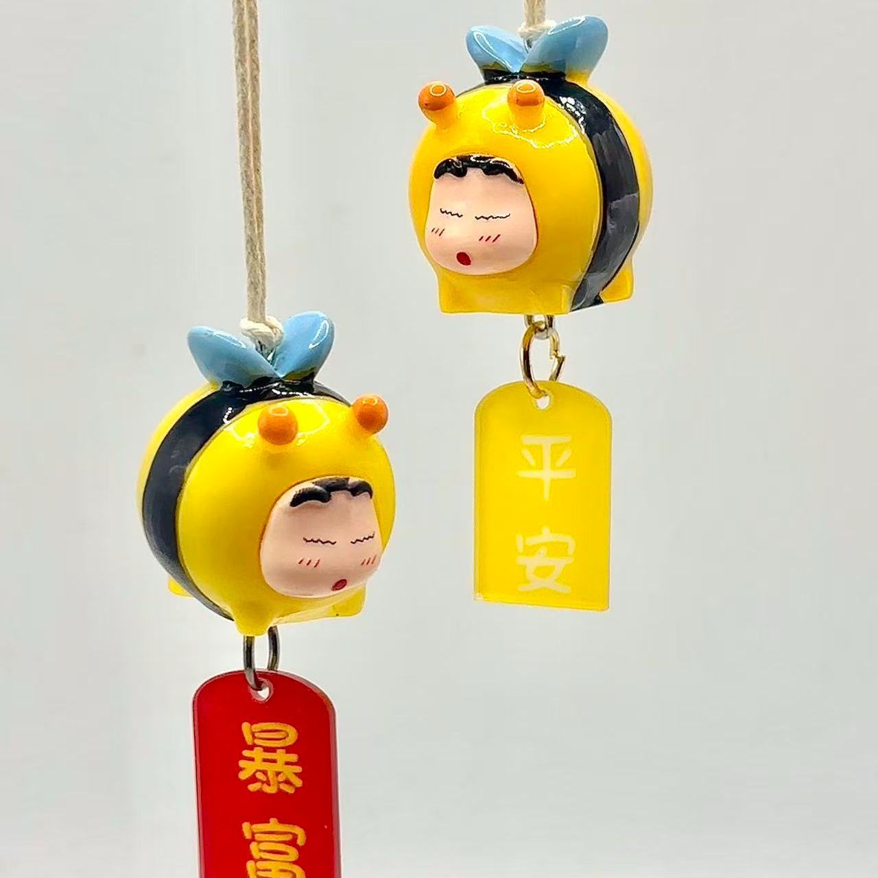 Car Accessories Essentials - Figurina Cosplay di Crayon Shin-chan Bee,